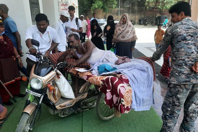 मुजफ्फरपुर: मॉडल अस्पताल में दिव्यांग की बेबसी, खटिया पर पहुंचा मरीज और खिड़की से हुआ मुआयना