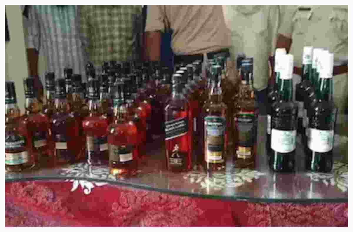 Muzaffarpur News: रेलवे पार्सल के जरिए शराब तस्करी का खुलासा, चकमा देकर तस्कर फरार