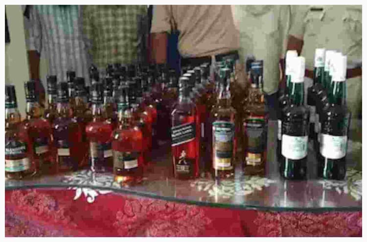 Muzaffarpur News: रेलवे पार्सल के जरिए शराब तस्करी का खुलासा, चकमा देकर तस्कर फरार