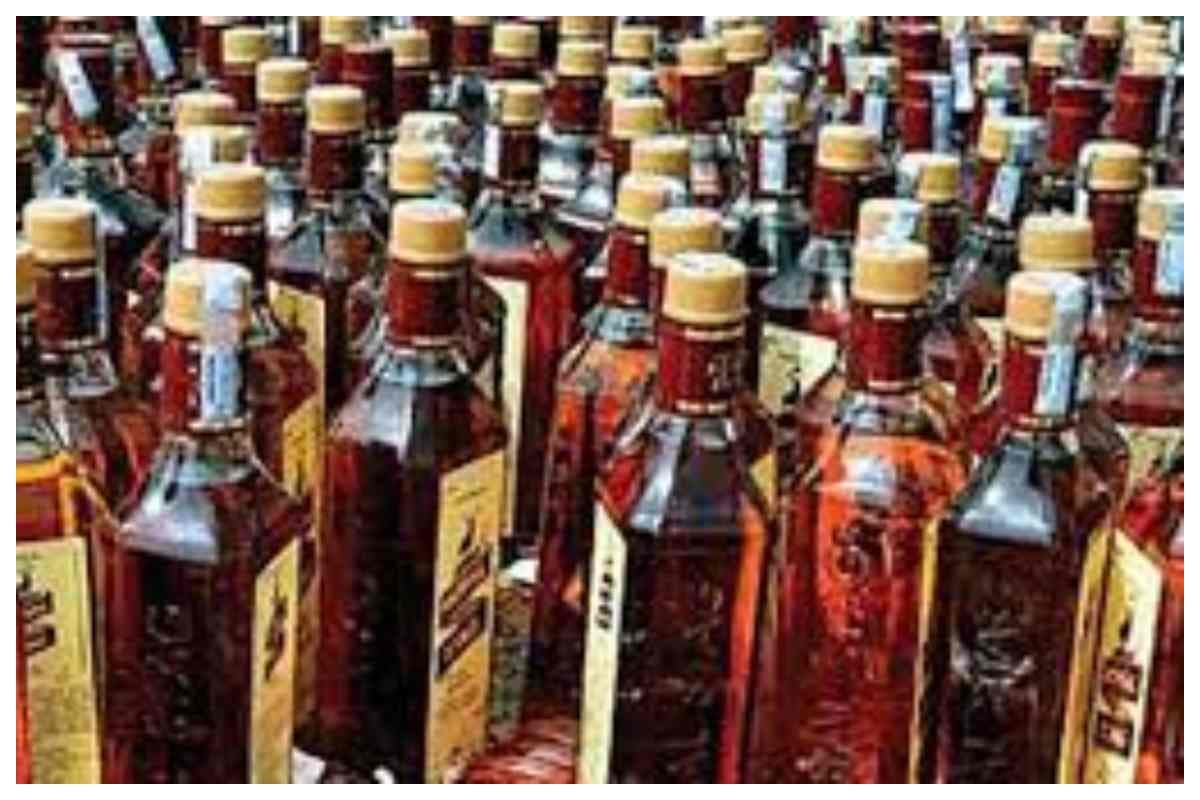 Muzaffarpur News: शराबबंदी कानून के तहत बड़ी कार्रवाई, छापेमारी में देसी-विदेशी शराब की खेप जब्त
