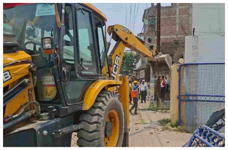 मुजफ्फरपुर: बैरिया गोलंबर से चांदनी चौक तक चला बुलडोजर, जब्त किये गए कई वाहन