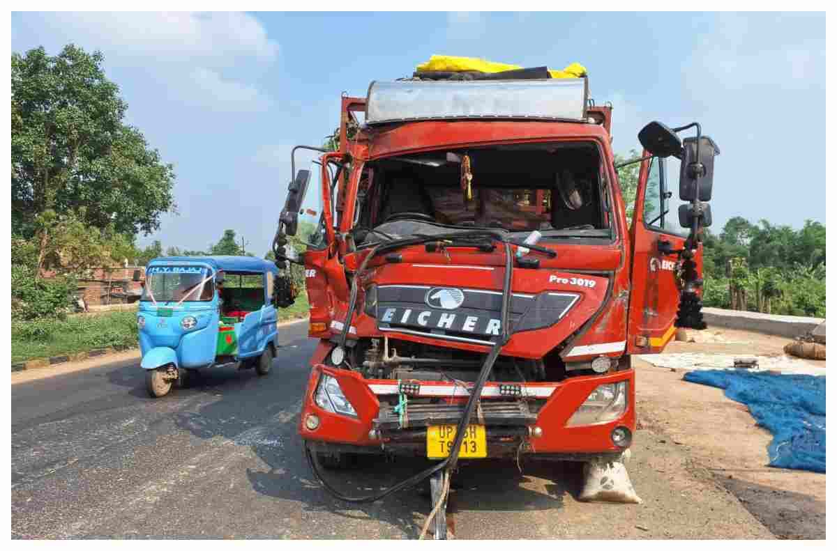 मुजफ्फरपुर: एनएच-27 पर जोरदार टक्कर, ट्रक के उड़े परखच्चे, ड्राइवर घायल