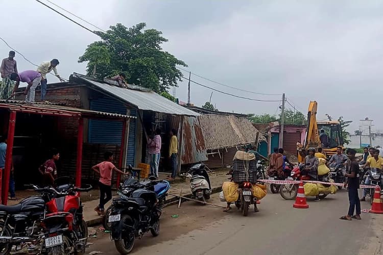 सुप्रीम कोर्ट के आदेश के बाद कार्रवाई तेज, पौआखाली में खुद दुकानें हटाने लगे कारोबारी