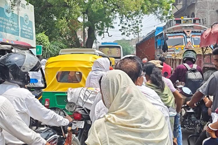 हाजीपुर में जाम का झाम: महुआ बाजार में जाम से जनजीवन प्रभावित, गर्मी में घंटों फंसे रहे लोग