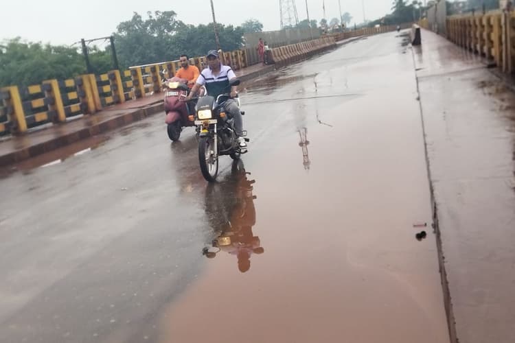 नोवामुंडी में बारिश से कहीं मिली राहत तो कहीं बढ़ी परेशानी, देखें तस्वीरें