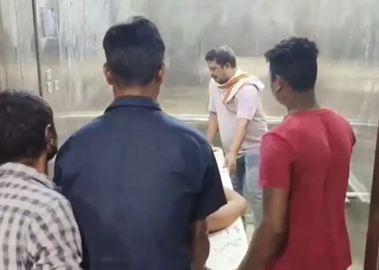 बंगाल में पति ने पत्नी को पीट-पीट कर किया अधमरा, फिर खुद के गले पर चलाया चाकू