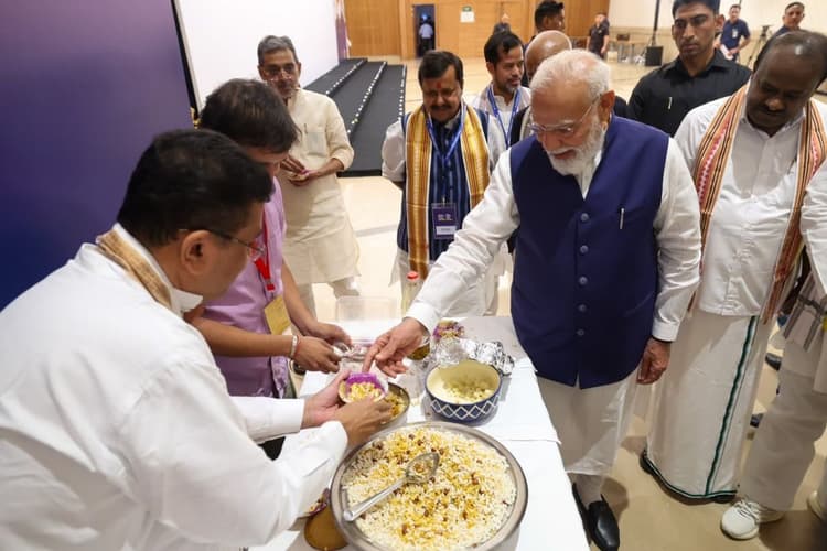 4399 दिन प्रधानमंत्री रहकर PM मोदी ने तोड़ा नेहरू का रिकॉर्ड, NDA नेताओं के साथ खाई झालमुड़ी
