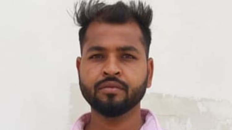 पलामू के मजदूर की जिंदगी वेंटिलेटर पर! आयुष्मान के पैसे भी पड़े कम, पिता ने सरकार से मांगी मदद