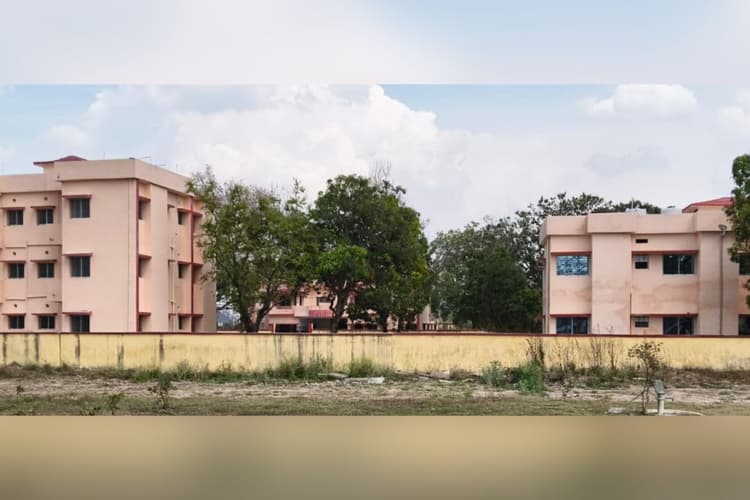 पलामू: करोड़ों की लागत से बना आवास परिसर बेकार, अधिकारी मुख्यालय छोड़ शहर से कर रहे आवागमन