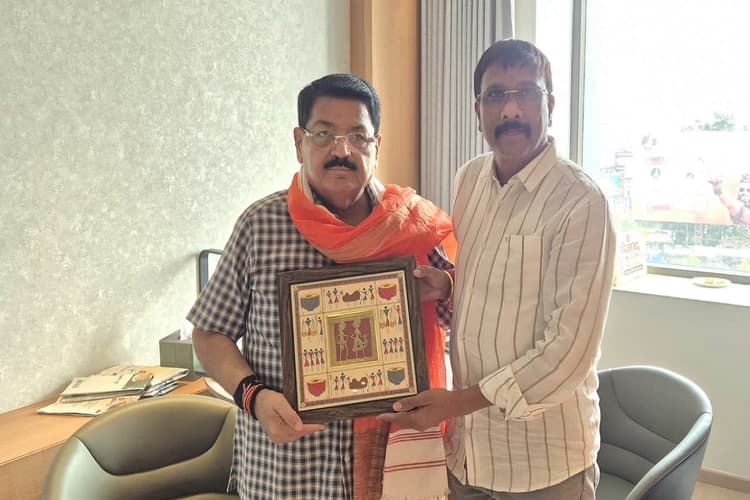 परिमल नाथवानी से मिले आजसू नेता हरेलाल महतो, ईचागढ़ के विकास मुद्दों पर हुई विस्तृत चर्चा