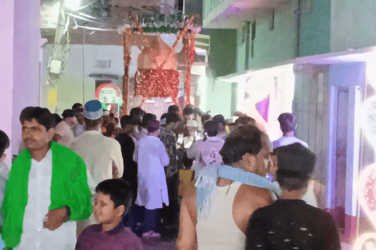 मनेर में इमामबाड़े पर बड़ी ताजिया की स्थापना, 'या हुसैन-या अली' के नारों से गूंजा नगर, शर्बत और खिचड़ा का हुआ वितरण
