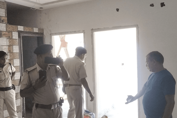 पटना में बेखौफ चोरों का आतंक, दीवार फांदकर घर में घुस ले गए कीमती सामान, सीसीटीवी में कैद हुई वारदात