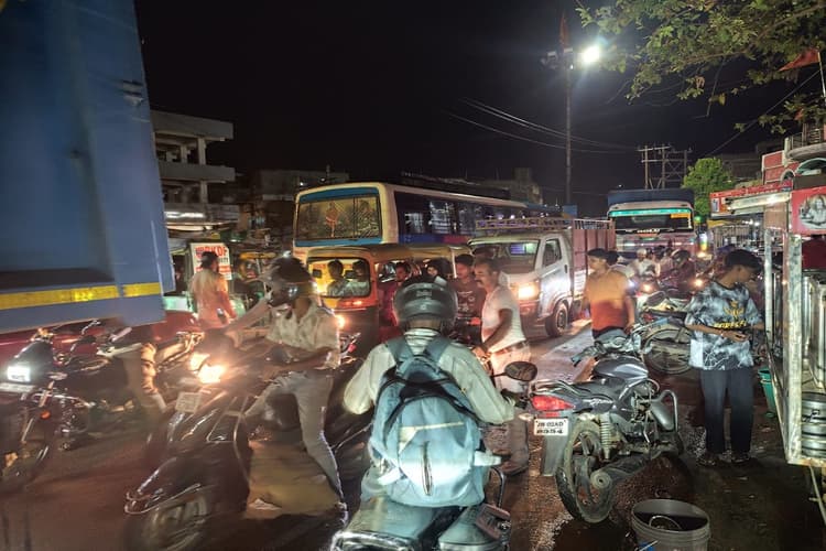 प्रशासन के आदेश को ठेंगा, भारी वाहनों की आवाजाही से पतरातू में रोज लग रहा जाम