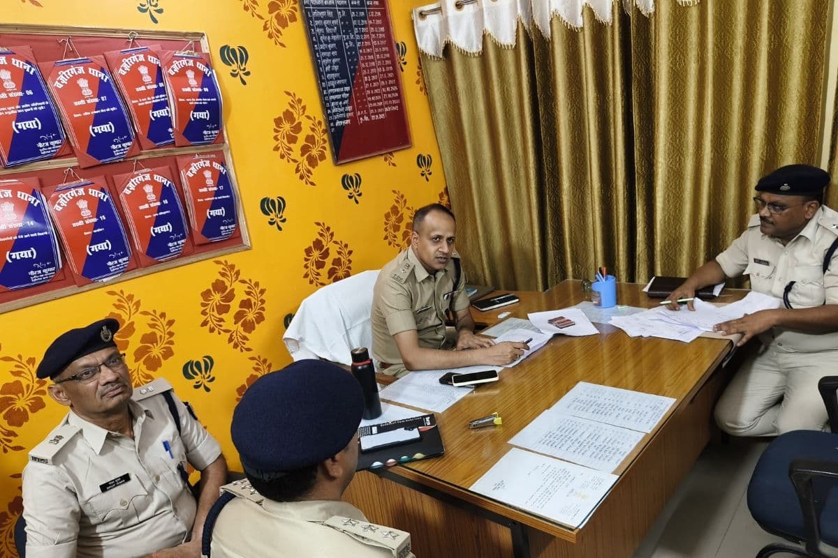 आधी रात को अचानक वजीरगंज थाना पहुंचे SSP, पुलिसकर्मियों से मांगा जवाब, जानिए क्या क्या हुआ?