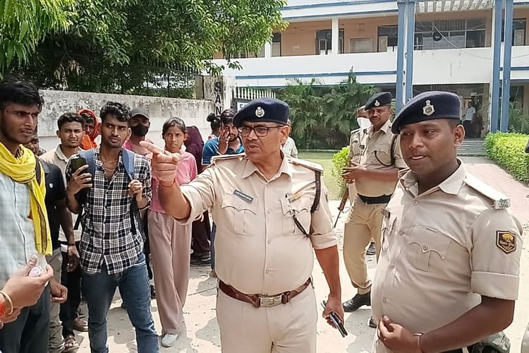 सीवान में सिपाही भर्ती परीक्षा में बवाल, बायोमेट्रिक कर्मी पर नकल कराने का आरोप; परीक्षार्थियों ने किया हंगामा