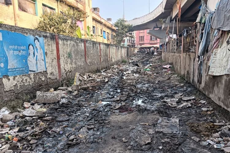सारण में पांच सालों से बंद है सांढा-कचहरी स्टेशन रोड, सड़क पर डंप हो रहा है कचरा, लोगों की बढ़ी परेशानी