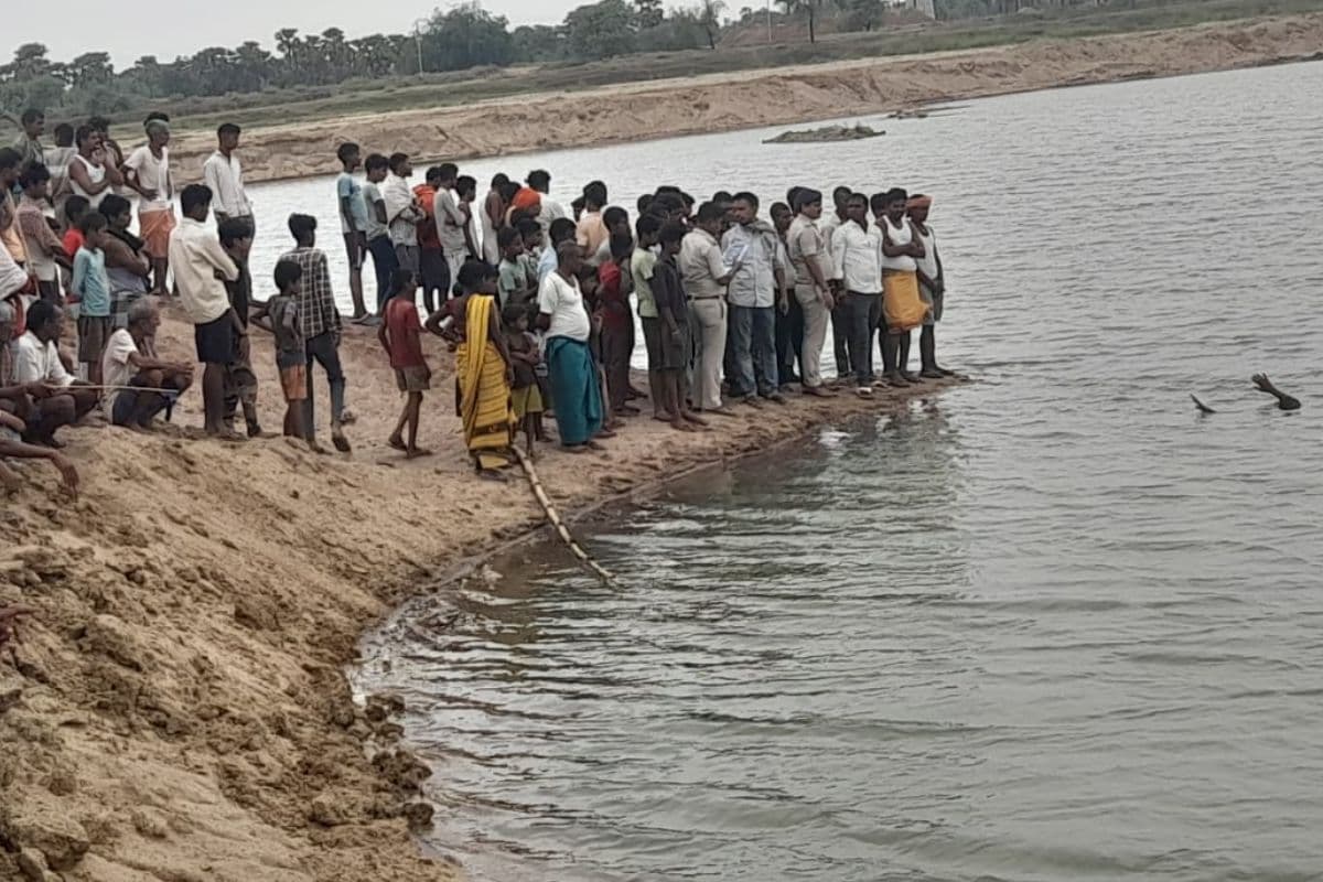 गया जी में बालू खदान के गड्ढे में डूबने से 60 वर्षीय बुजुर्ग की मौत, ग्रामीणों का फूटा गुस्सा, इन पर लगाया आरोप
