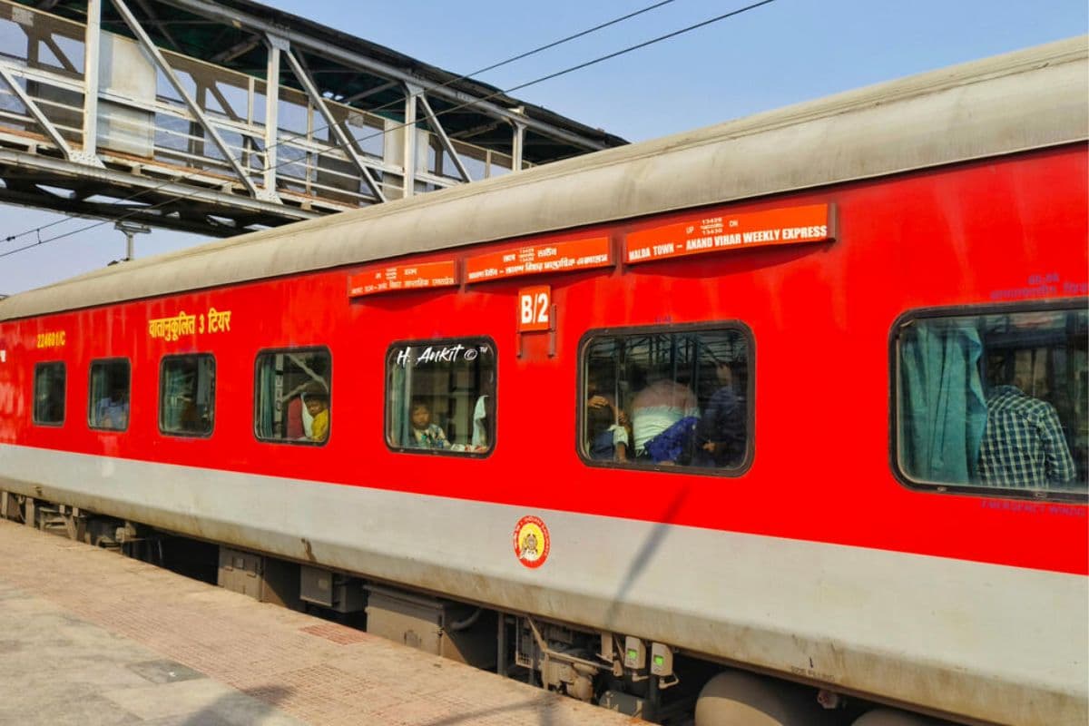 शेखपुरा-आनंद विहार स्पेशल ट्रेन में AC फेल, गया जी में यात्रियों ने किया भारी हंगामा, जानिए पूरा मामला