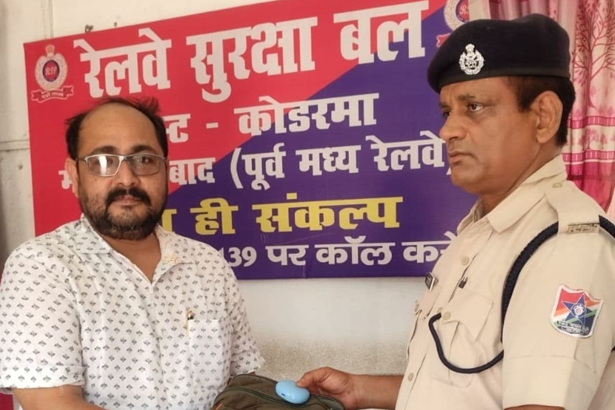 गया जी में ट्रेन में छूटा यात्री का 16 हजार का सामान, आरपीएफ ने खोजकर लौटाया बैग