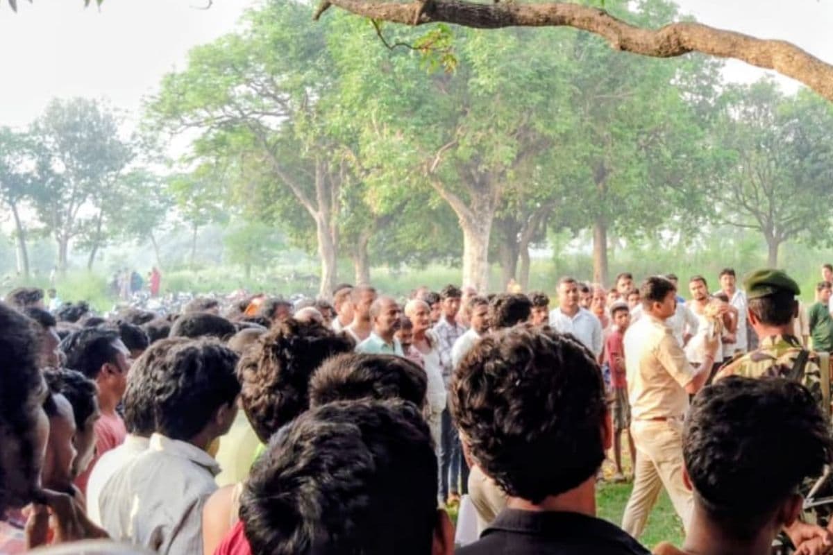 सीवान में आम के पेड़ से लटका मिला अधेड़ का शव, इलाके में सनसनी