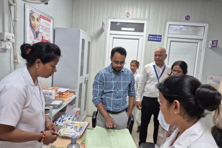 सोनपुर अस्पताल पहुंचे DM वैभव श्रीवास्तव, अधूरी स्वास्थ्य सेवाओं पर जताई नाराजगी, अधिकारियों को लगाई फटकार