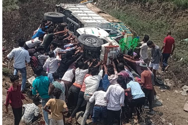 गया-गोह मार्ग पर बड़ा हादसा, कोयला लदा पिकअप खेत में पलटा, इलाके में दहशत