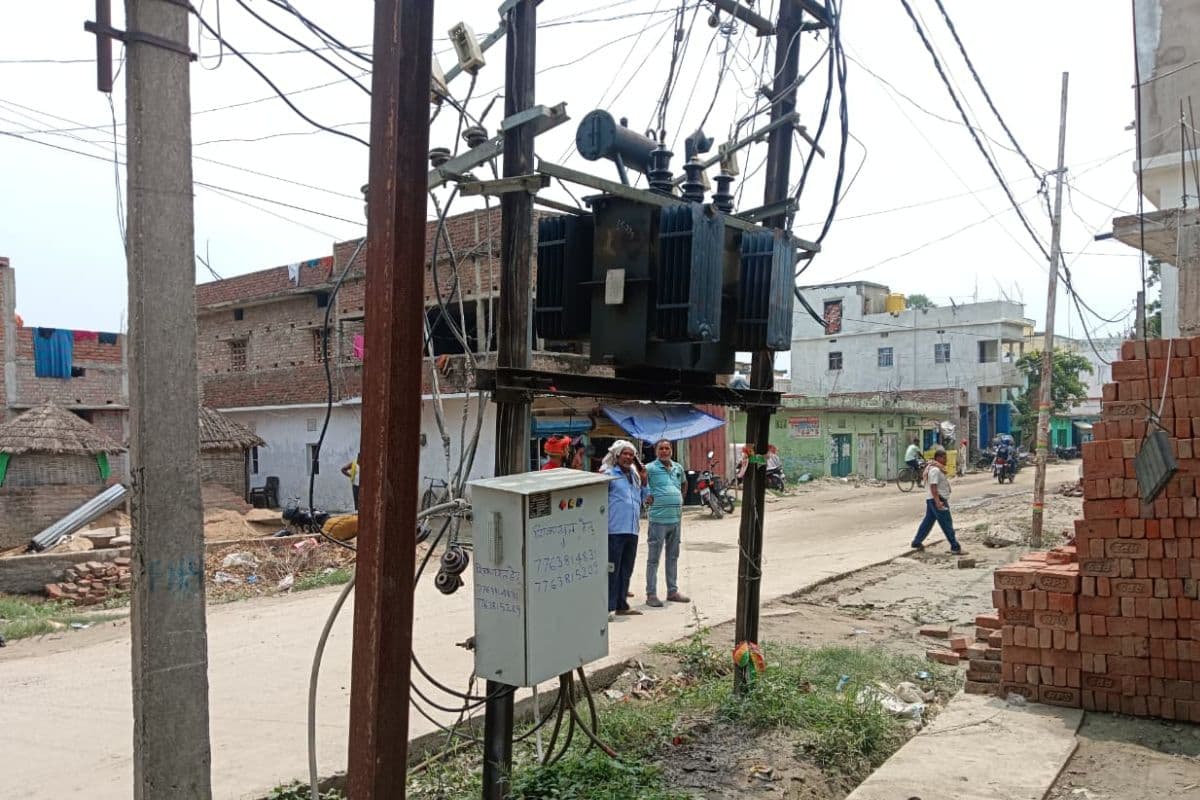 मढ़ौरा में भीषण गर्मी में जला ट्रांसफॉर्मर,घंटों बाधित रही बिजली, जानिए कब बहाल होगी सप्लाई