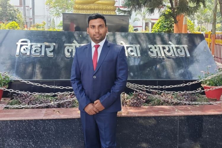 आर्थिक तंगी के बीच सेल्फ स्टडी कर गया जी के बबलू बने राजस्व पदाधिकारी, पिता करते हैं गार्ड की नौकरी, जानें संघर्ष की कहानी