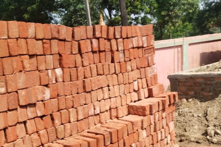 सारण के परसा में भारी बवाल, स्कूल भवन निर्माण में घटिया ईंट लगाने का आरोप, जांच की मांग