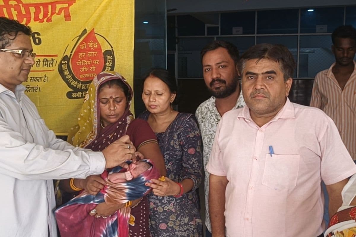 मढ़ौरा में 41 हजार बच्चों तक पहुंचेगी स्वास्थ्य विभाग की टीम, पिलाई जाएगी पोलियों की खुराक
