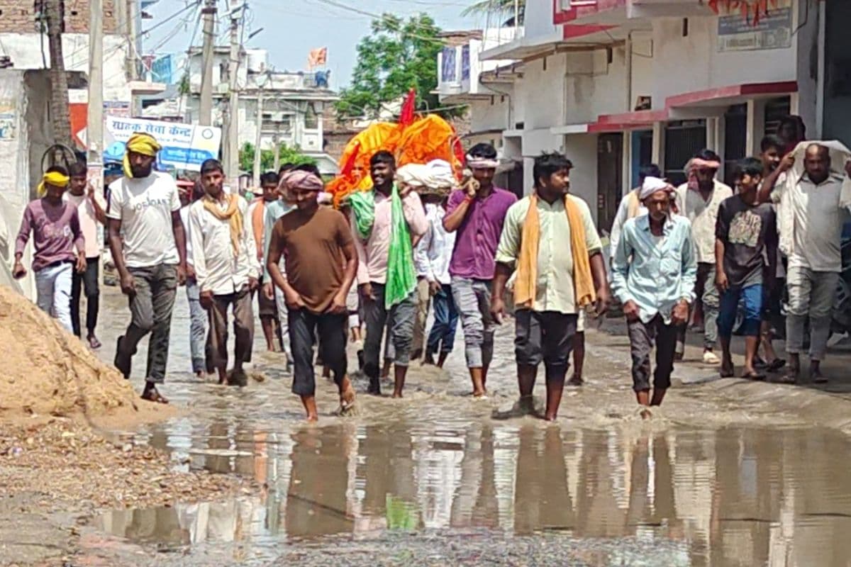 शवयात्रा में अर्थी संभालें या कपड़ा, सारण में जलजमाव के बीच सामने आई तस्वीर ने नगर पंचायत की खोली पोल