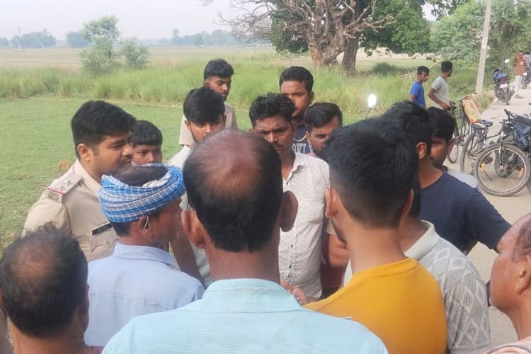 सीवान में घर के बाहर सो रहे युवक की गला रेतकर हत्या, सुबह दरवाजे पर खून से लथपथ मिला शव, परिजनों के उड़े होश