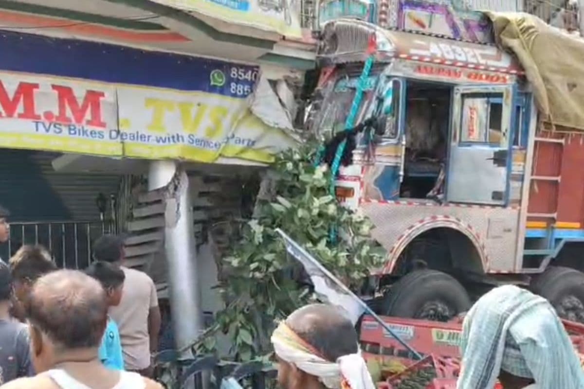 गया जी में तेज रफ्तार ट्रक टीवीएस के शोरूम में घुसा, मौके पर मची अफरा-तफरी