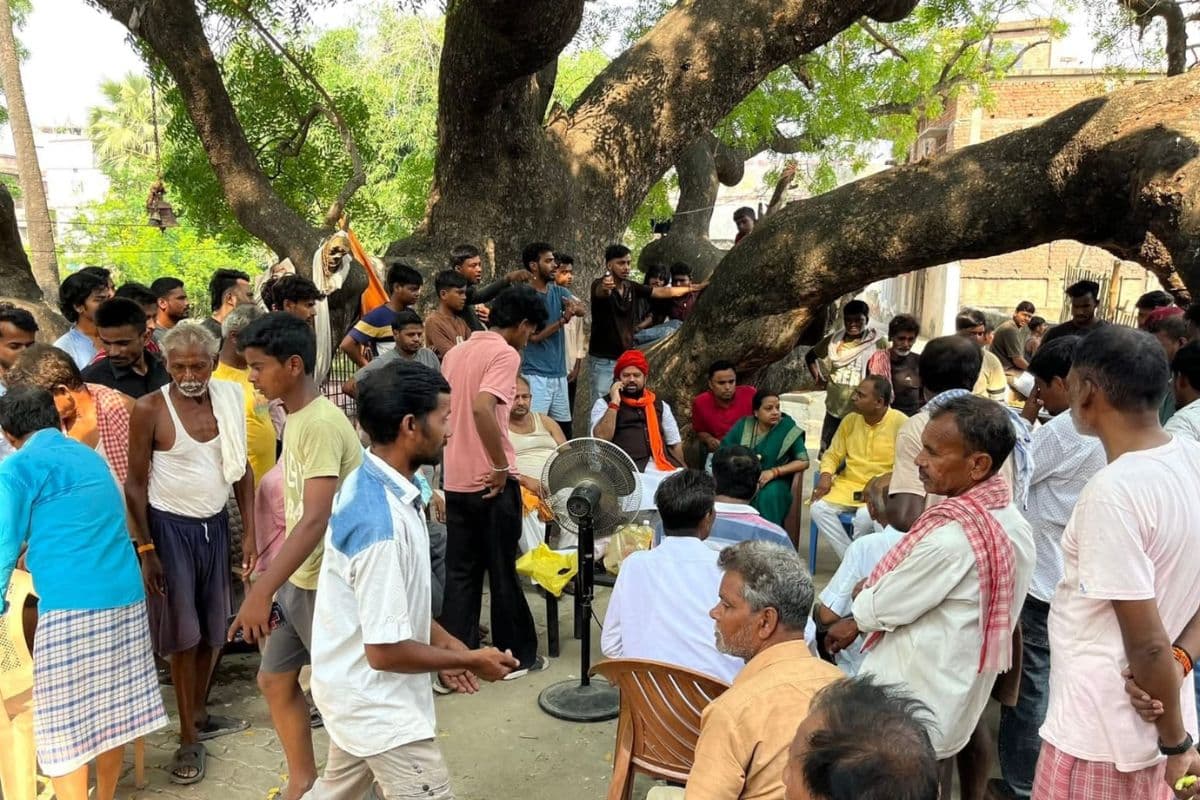 सीवान में श्मशान घाट की जमीन पर बढ़ा विवाद, मौके पर पहुंचे भाजपा जिलाध्यक्ष राहुल तिवारी, ग्रामीणों की सुनीं समास्याएं