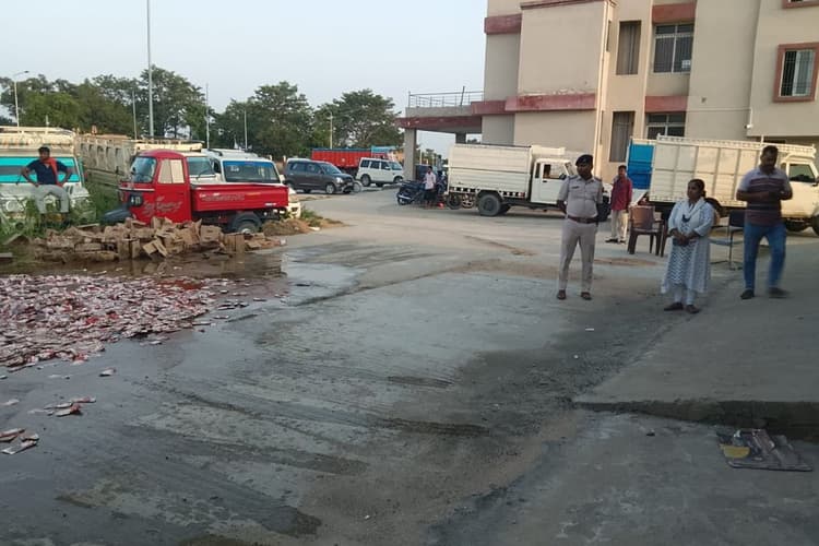 सीवान में माफियाओं के खिलाफ बड़ी कार्रवाई, नौतन थाना परिसर में हजारों लीटर देशी-विदेशी शराब पर चला बुलडोजर