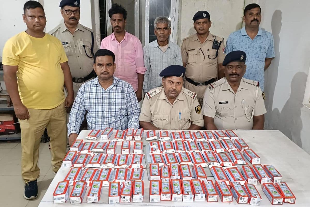 सीवान के मैरवा स्टेशन पर पुलिस की बड़ी कार्रवाई, शरीर में शराब छिपाकर ले जा रहे दो तस्कर पकड़ाए