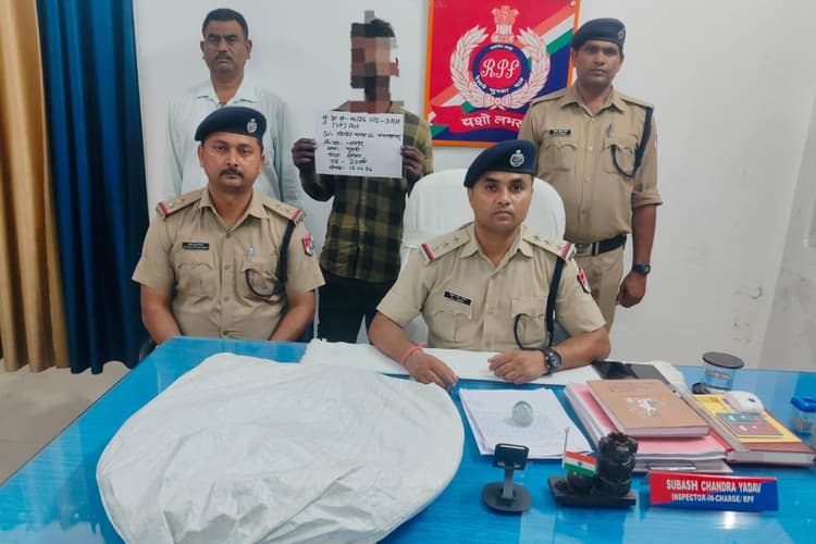 सीवान के मैरवा स्टेशन पर रेलवे की सिग्नल केबल चुराते रंगे हाथ पकड़ा गया युवक, RPF ने घेराबंदी कर पकड़ा