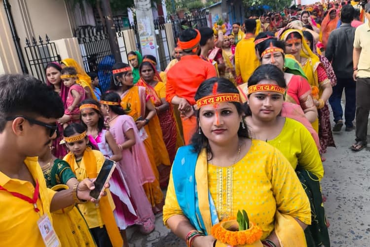 हर-हर महादेव के जयकारे से गूंजा छपरा, कलश यात्रा के साथ शुरू हुआ पांच दिवसीय श्री रुद्र शतचंडी महायज्ञ