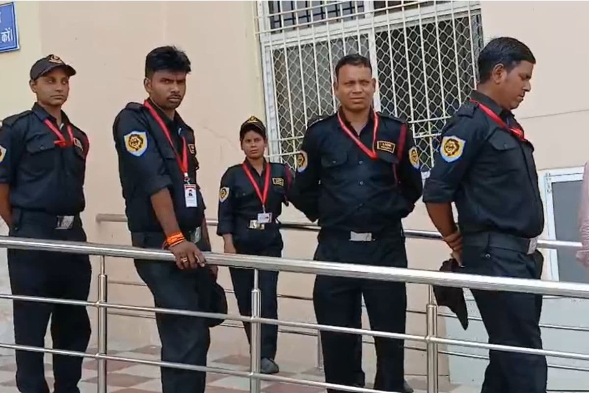 4 महीने से वेतन नहीं मिलने पर फूटा गार्डों का गुस्सा, गया जी के अस्पताल में भारी बवाल, अधीक्षक ने बताई चौंकाने वाली वजह