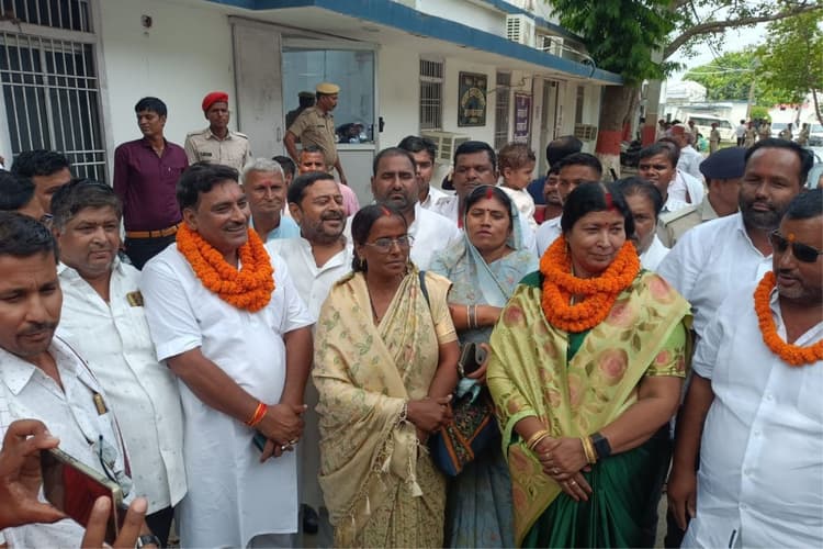 सारण जिला परिषद की अध्यक्ष के खिलाफ अविश्वास प्रस्ताव फिर फेल, बैठक में पहुंचे केवल 8 पार्षद, जयमित्रा देवी की कुर्सी बची