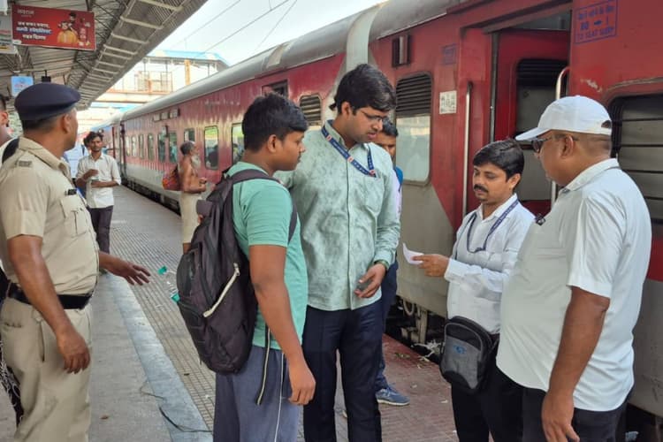 गया जंक्शन पर रेलवे की बड़ी कार्रवाई, बिना टिकट पकड़े गए 460 यात्री, वसूला गया ₹2.40 लाख जुर्माना