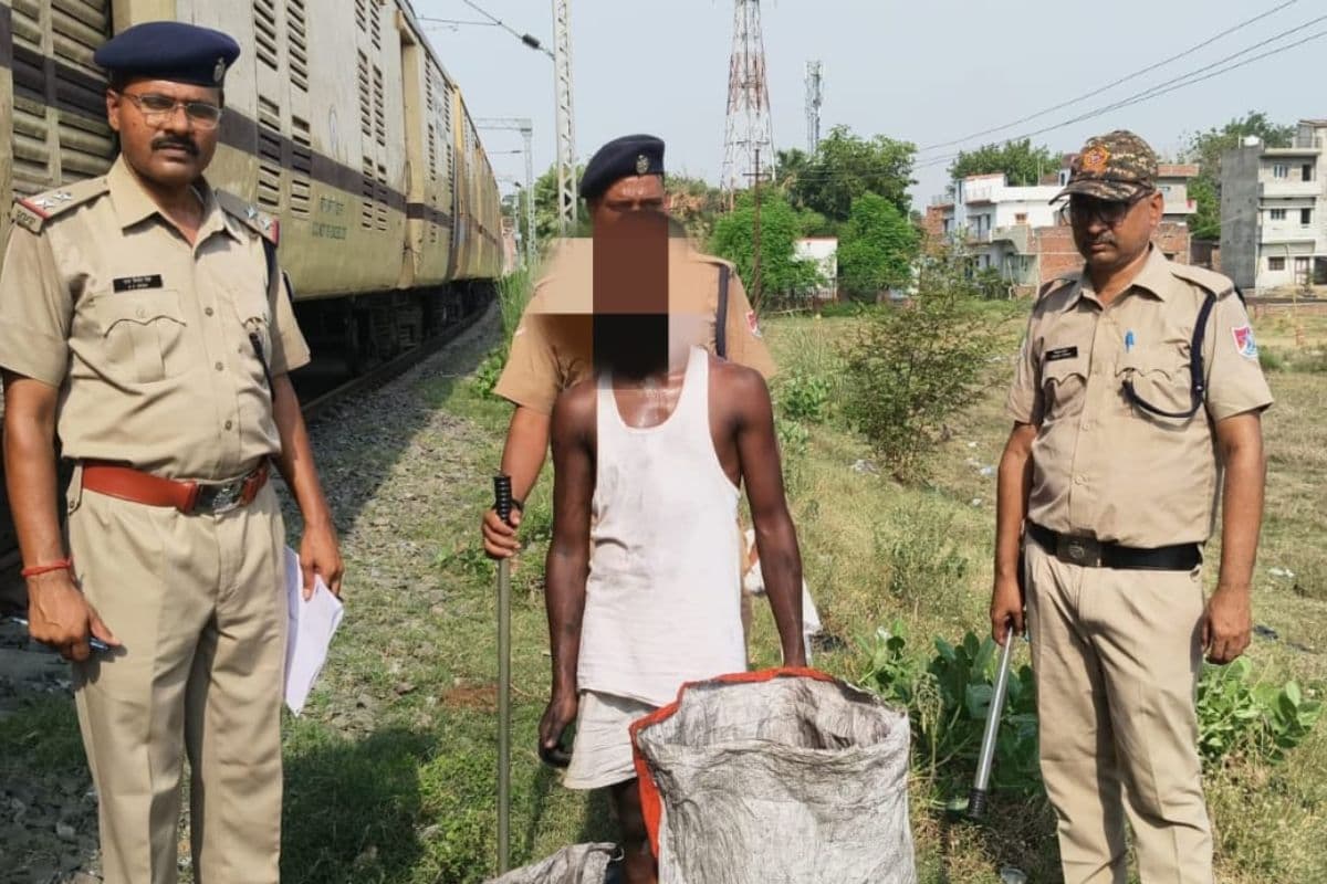 मालगाड़ी से कोयला उतार रहा था युवक, आरपीएफ ने दबोचा, 55 किलो कोयला जब्त