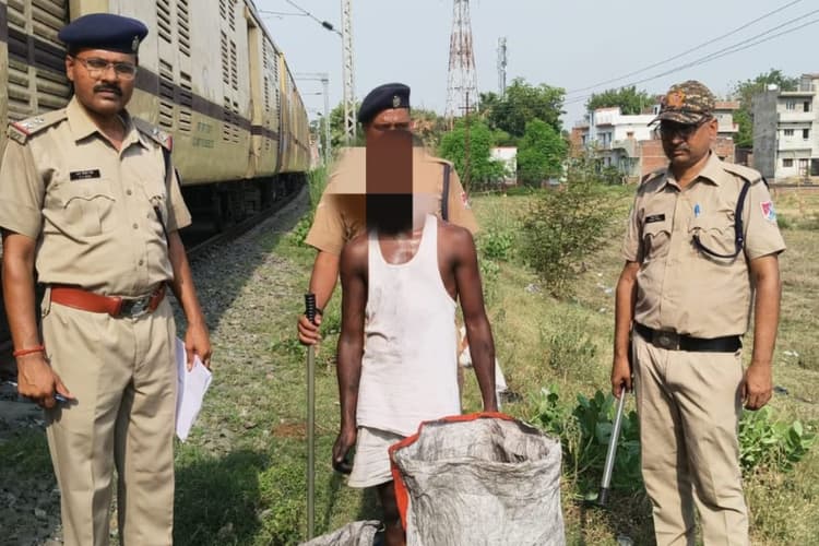 मालगाड़ी से कोयला उतार रहा था युवक, आरपीएफ ने दबोचा, 55 किलो कोयला जब्त