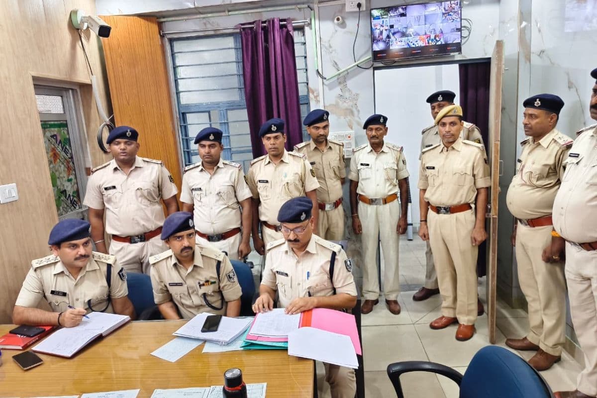 गयाजी में रात 2 बजे थाने पहुंच गए एसएसपी, लंबित मामलों पर मांगा जवाब, दिया सख्त आदेश