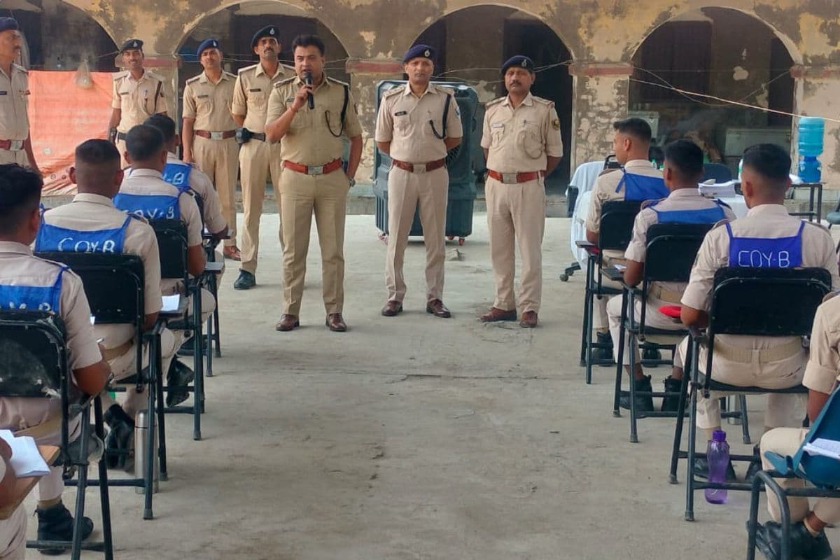 सीवान में प्रशिक्षु सिपाहियों की सत्रांत परीक्षा का एसपी पुरन कुमार झा ने किया निरीक्षण, दिए अहम निर्देश