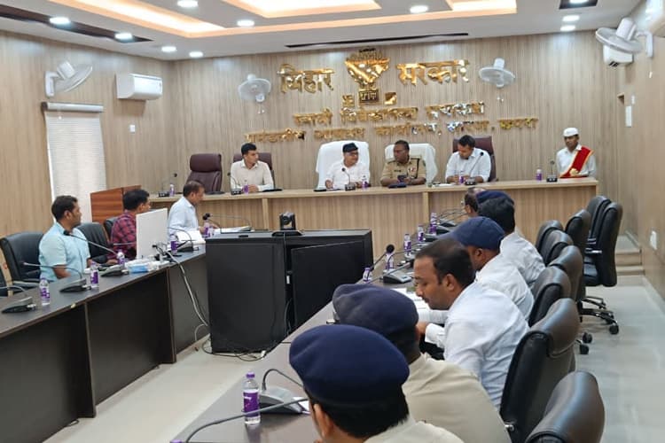 सारण: यूपी से बिहार आने वाले वाहनों पर बढ़ेगी निगरानी, गोपालगंज में बनेंगे तीन नए चेकपोस्ट, अवैध पार्किंग पर भी होगी सख्ती