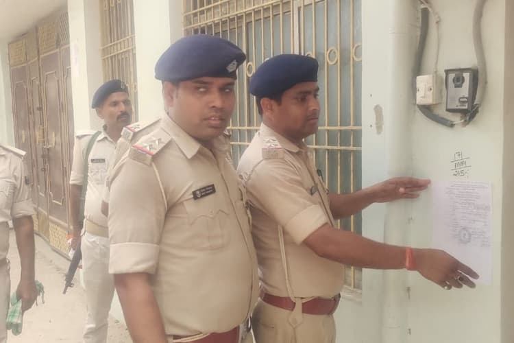 सीवान पुलिस के रडार पर इनामी रिंकू पांडेय घर पर चस्पा इश्तेहार, गिरफ्तारी के लिए छापेमारी जारी