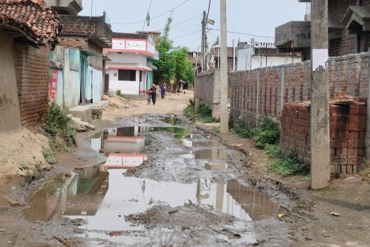 गया जी के इस गांव में थोड़ी सी बारिश बनी आफत, सड़क पर बह रहा नाली का गंदा पानी, ग्रामीणों का फूटा गुस्सा