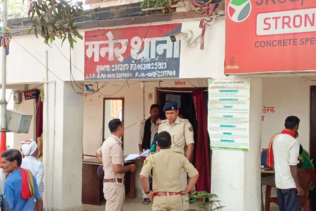 पटना से गिरफ्तार सारण का वांटेड अपराधी आकाश, 3 सहयोगी भी धराएं, देशी कट्टा और 4.60 लाख नकद बरामद