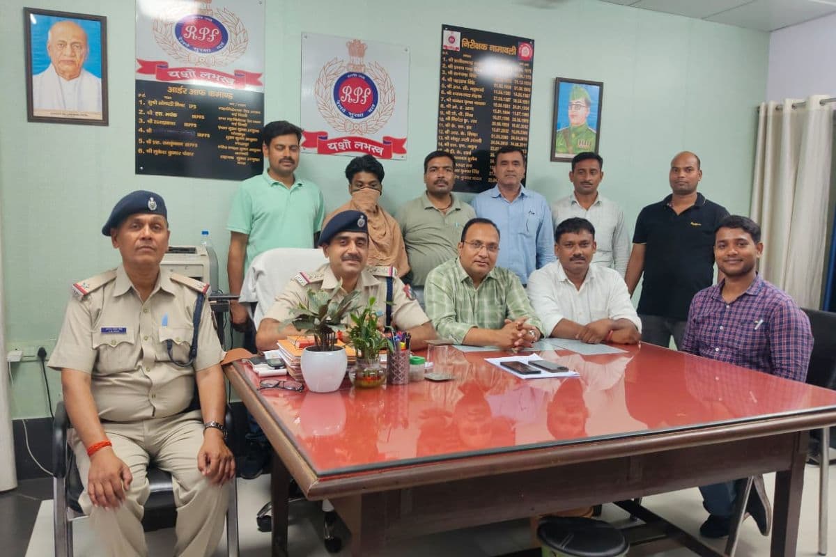 छपरा जंक्शन पर मोबाइल चोरी करने वाला शातिर चोर गिरफ्तार, आरपीएफ ने बरामद किए 28 हजार के दो मोबाइल